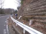 側道上の落ち葉の除去作業.jpg
