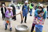 田んぼ班の子も餅つき頑張ります.jpg