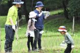 休憩の後は生き物探し.jpg